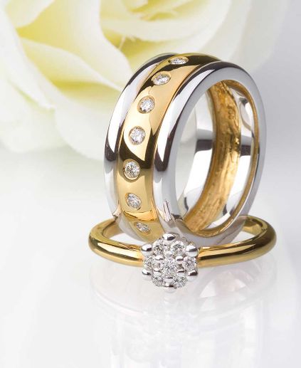 Goldener Ring mit Edelsteinen